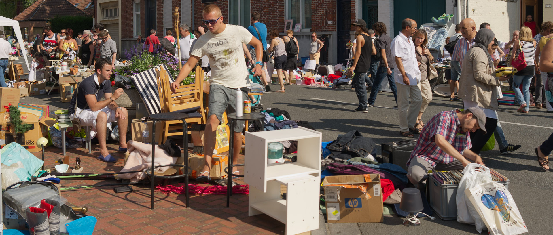 Braderie, rue Jean-Jaurès, à Croix.