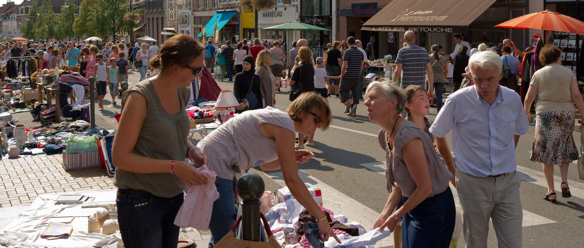 En quête de la bonne affaire à la braderie, rue Jean-Jaurès, à Croix.