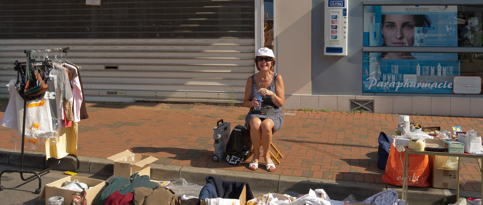 Braderie avec le sourire, rue Jean-Jaurès, à Croix.