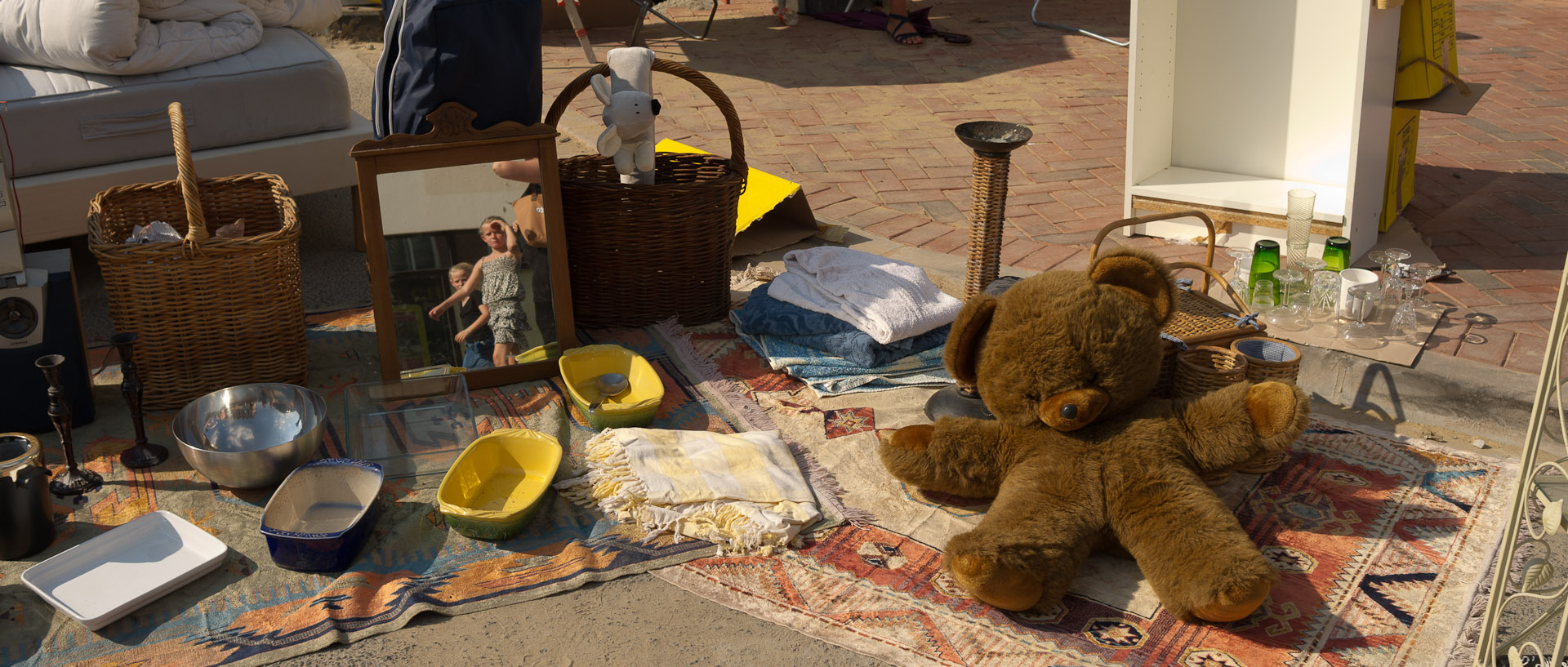 Etalage à la braderie, rue du Professeur-Perrin, à Croix.