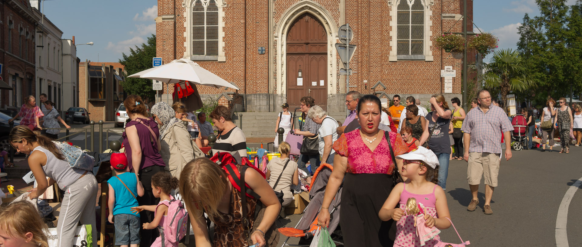 Braderie devant l'église Saint-Martin, rue Jean-Jaurès, à Croix.