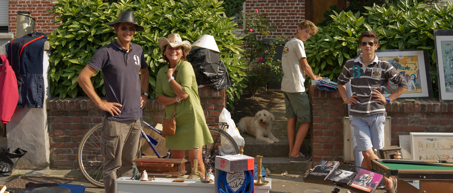 Braderie en famille, rue Jean-Jaurès, à Croix.