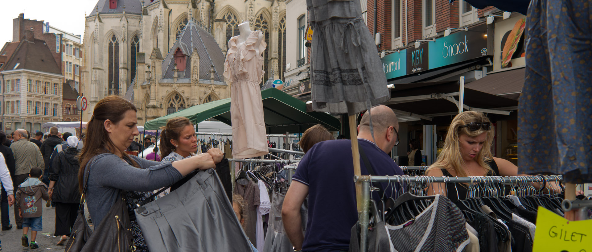 La braderie, rue du Priez, à Lille.