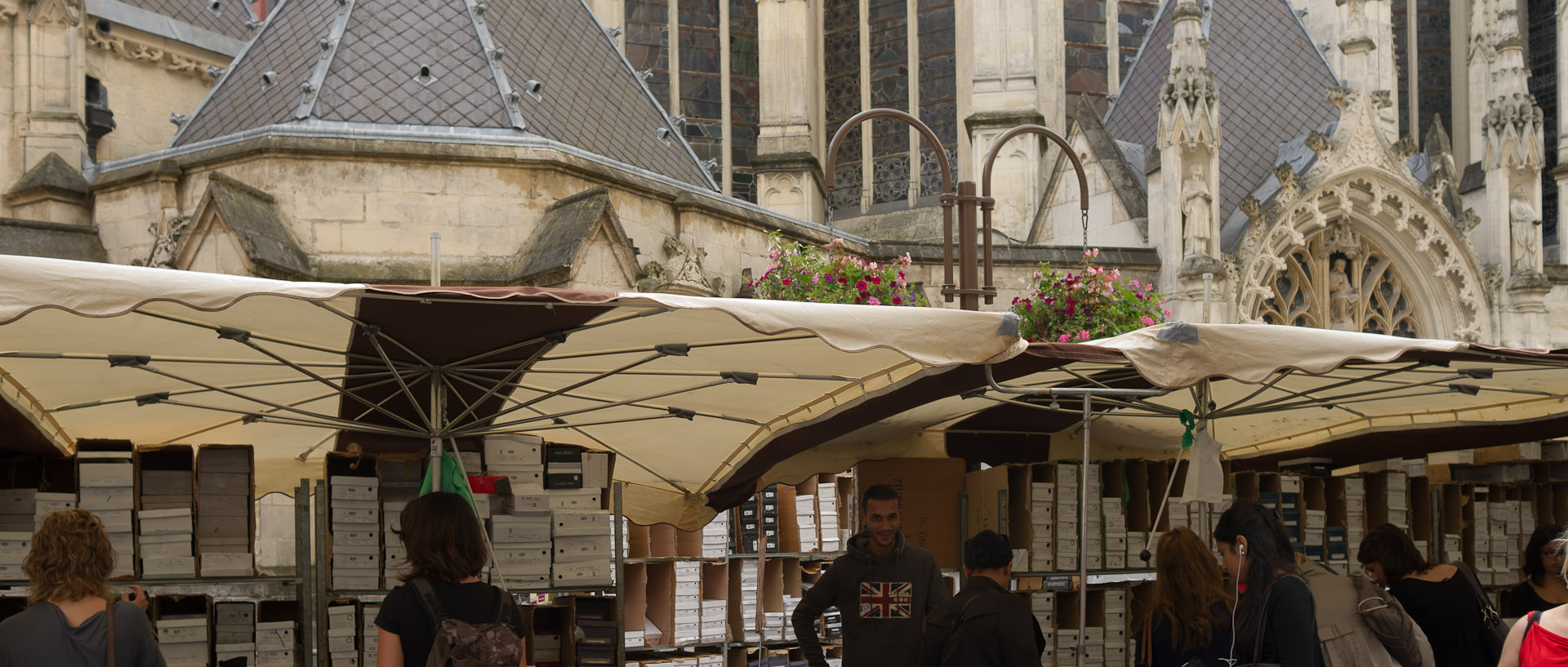 La braderie, parvis Saint-Maurice, à Lille.