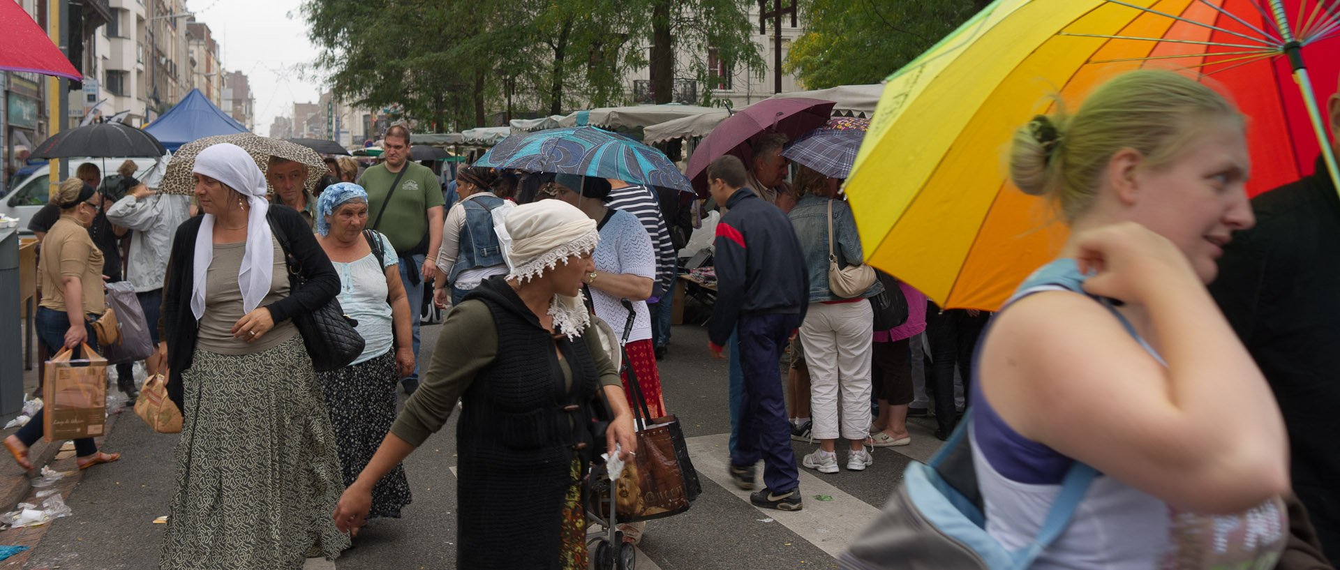 Public sous la pluie à la braderie, rue Gambetta, à Lille.