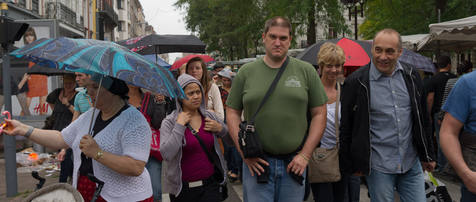 Public sous la pluie à la braderie, rue Gambetta, à Lille.