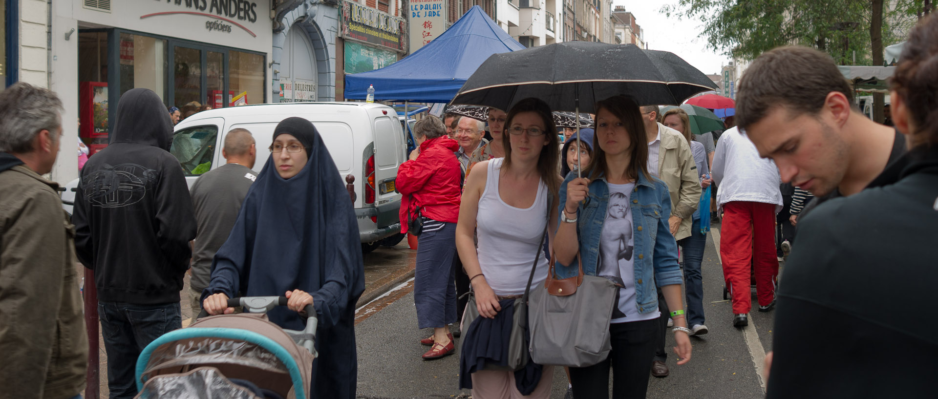 Public sous la pluie à la braderie, rue Gambetta, à Lille.