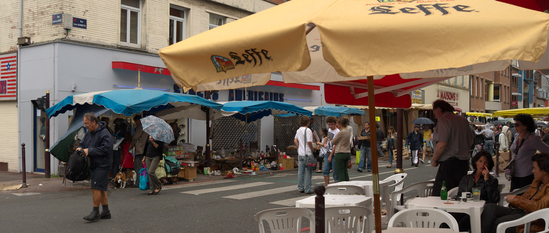 Terrasse à la braderie, rue Gambetta, à Wazemmes, Lille.