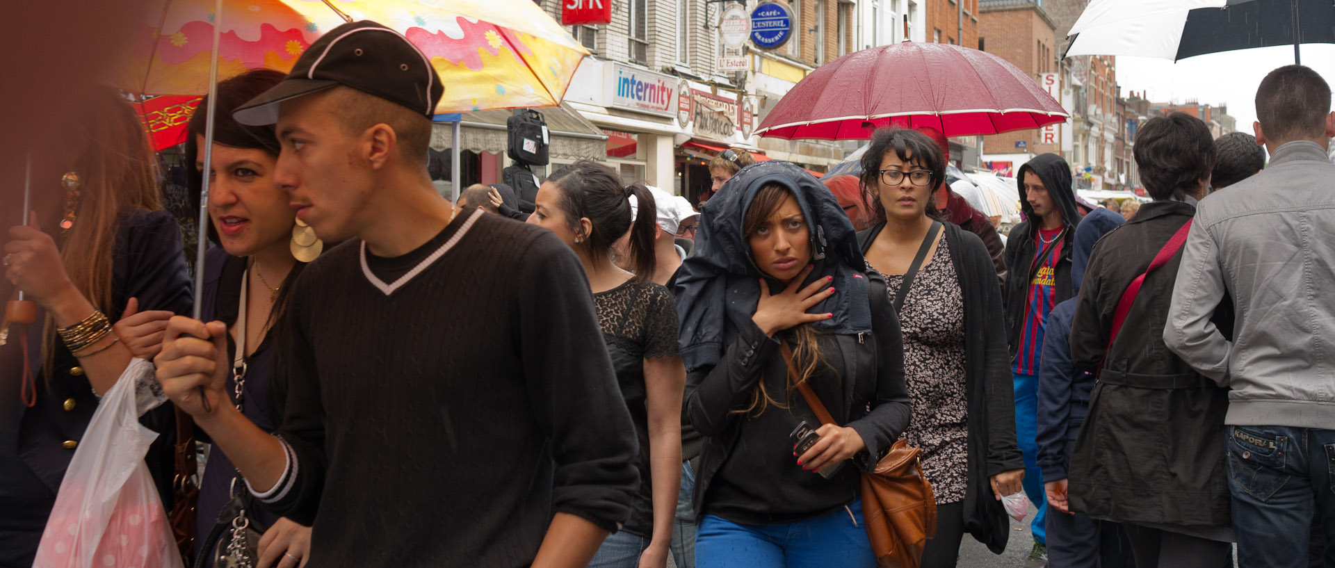 Sous la pluie à la braderie, rue Gambetta, à Lille.