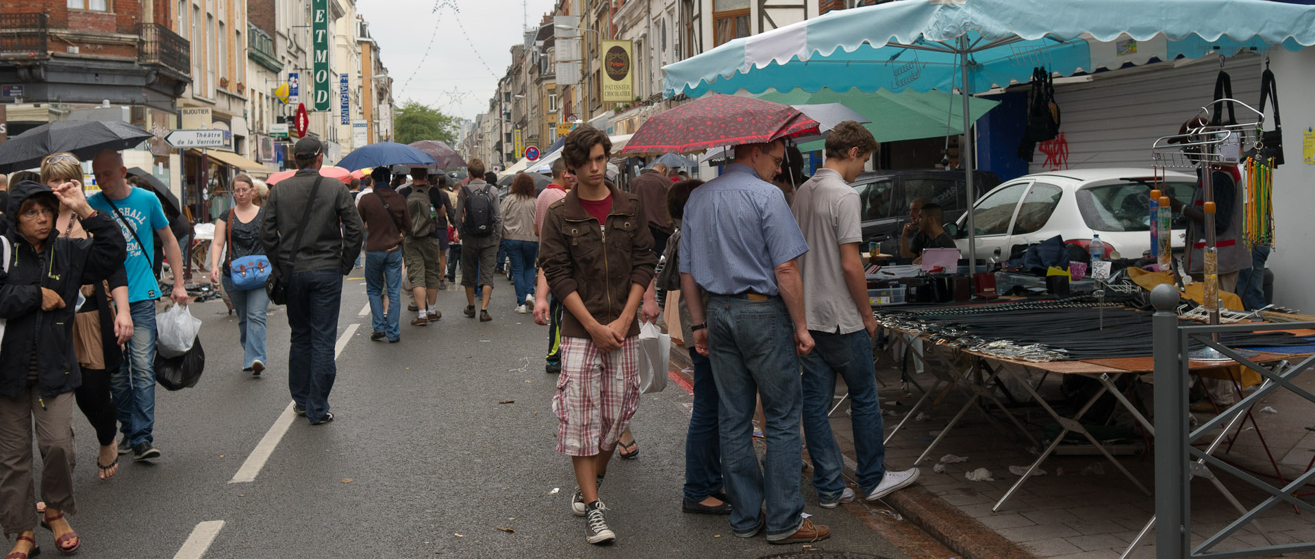 Passants à la braderie, rue Gambetta, à Lille.