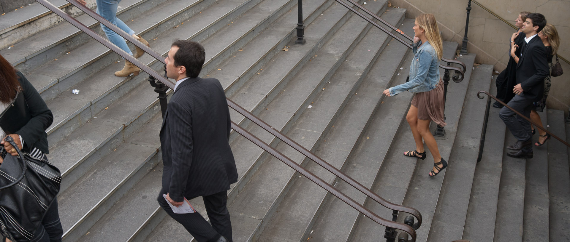 Sortie d'une bouche de métro, place de l'Opéra, à Paris.