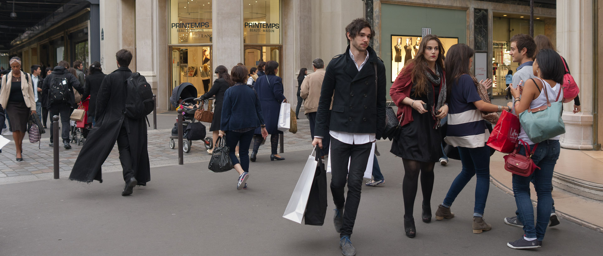 Devant les grands magasins du Printemps, boulevard Haussmann, à Paris.