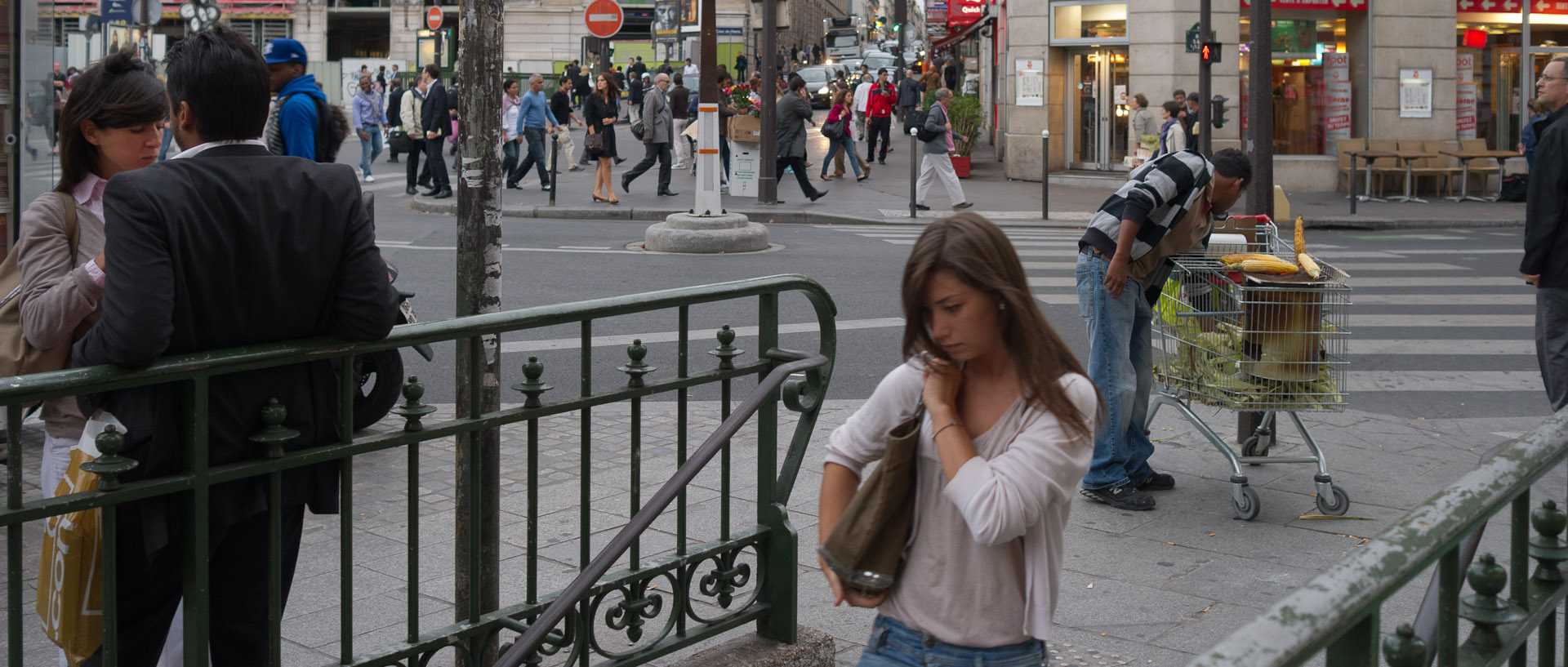 Bouche de métro de la station Saint-Lazare, place du Havre, à Paris.