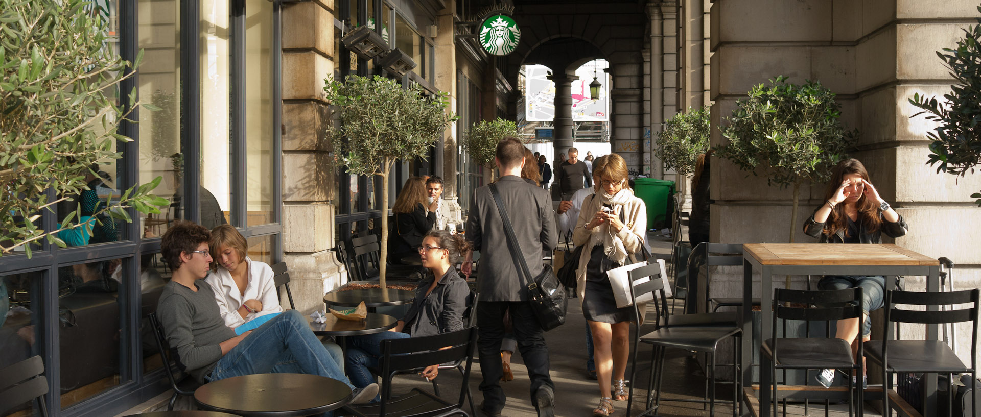 En terrasse, rue Saint-Lazare, à Paris.