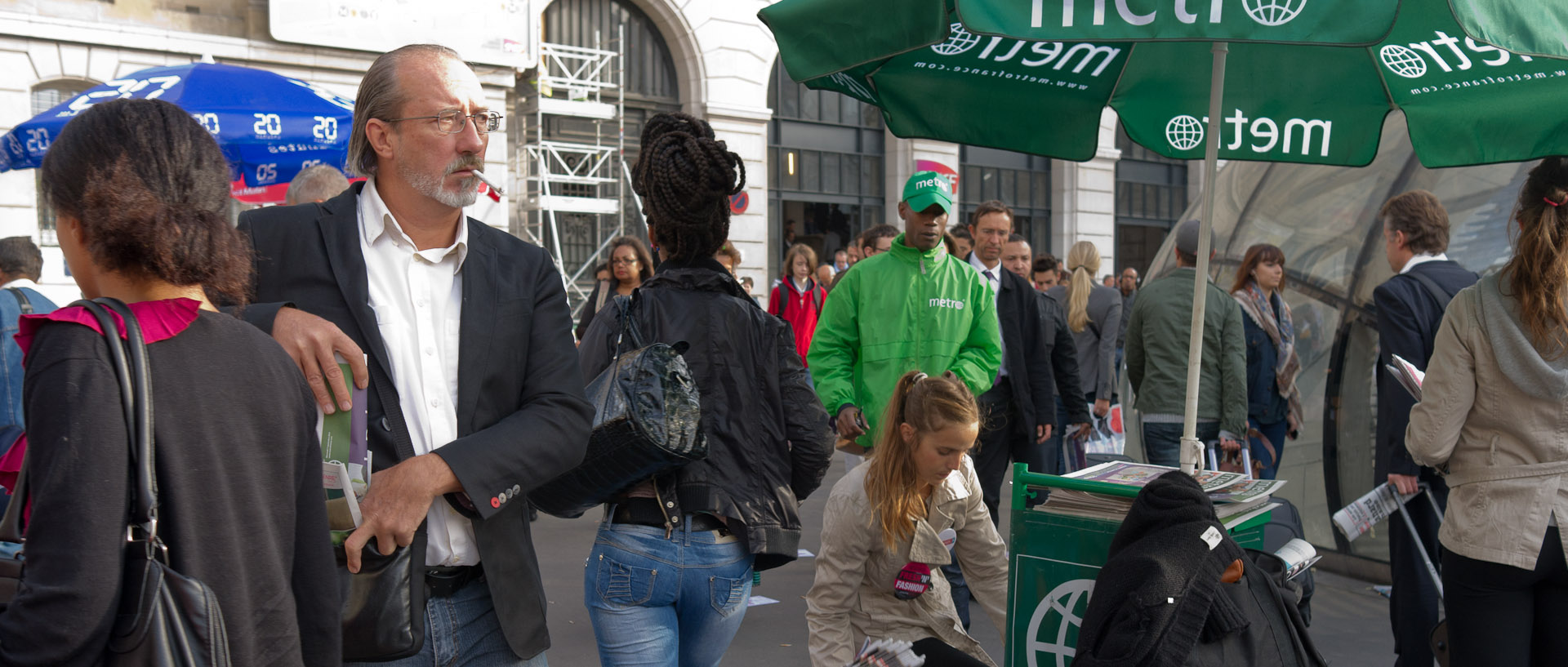 Distribution des journaux gratuits, cour de Rome, à Paris.