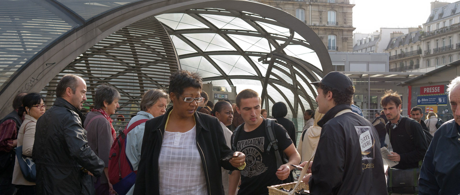 Distribution publicitaire, cour de Rome, à Paris.