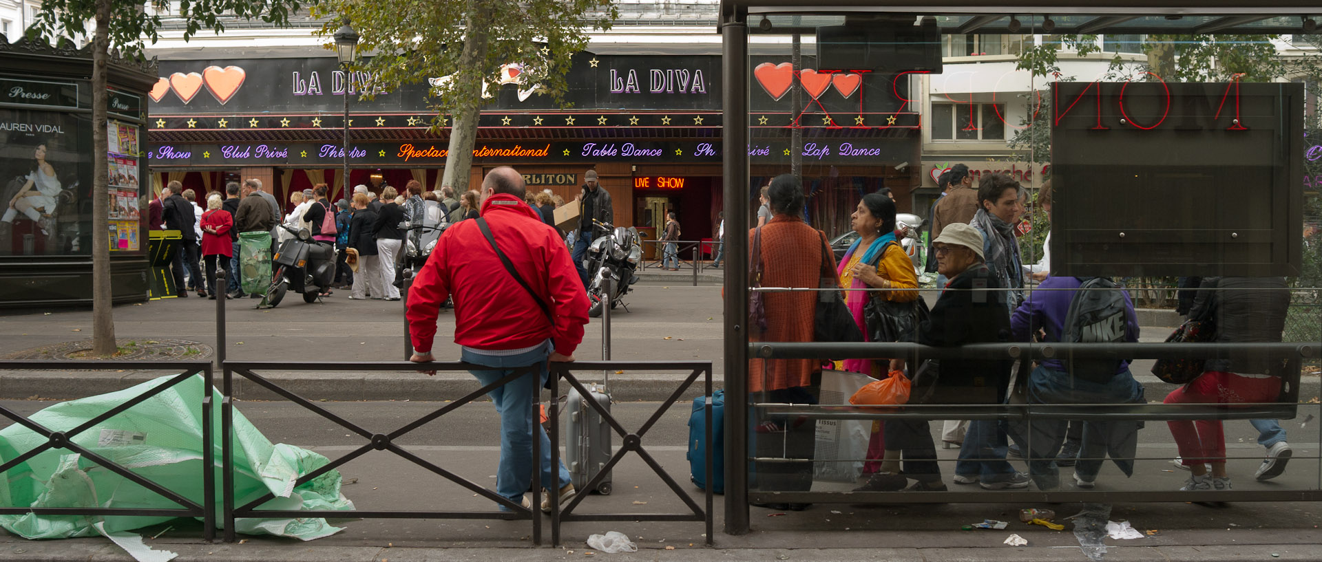 Station d'autobus, place Blanche, boulevard de Clichy, à Paris.