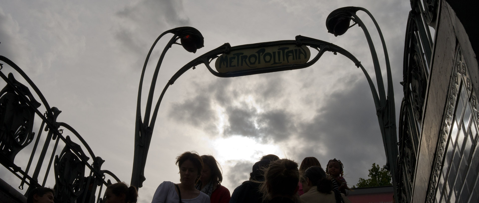 Sortie de la bouche de métro de la station Anvers, boulevard de Rochechouart, à Paris.