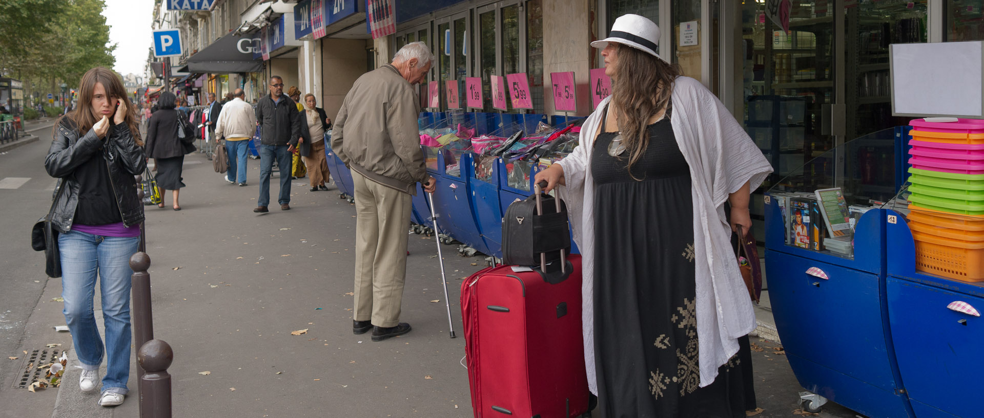 Devant un magasin Tati, boulevard Rochechouart, à Paris.