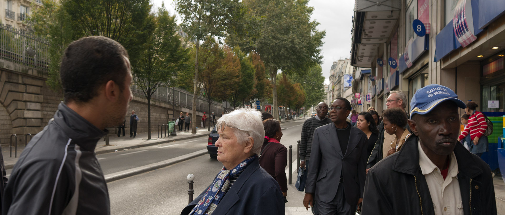 Devant un magasin Tati, boulevard Rochechouart, à Paris.