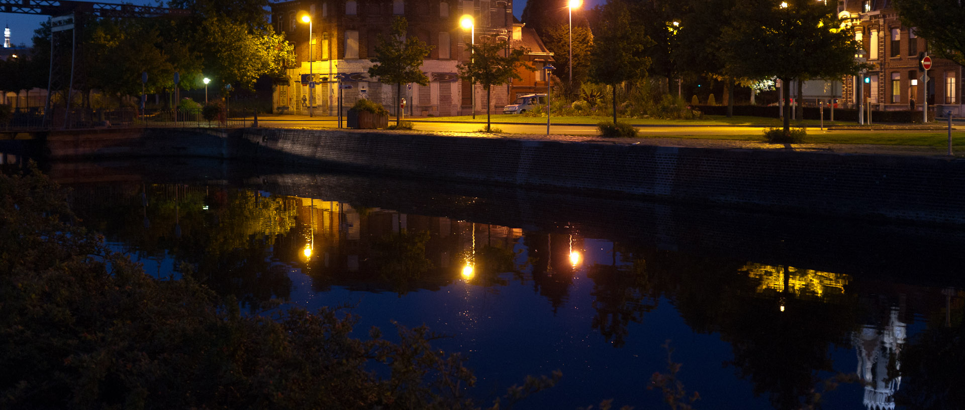 Quai de Marseille, la nuit, à Tourcoing.