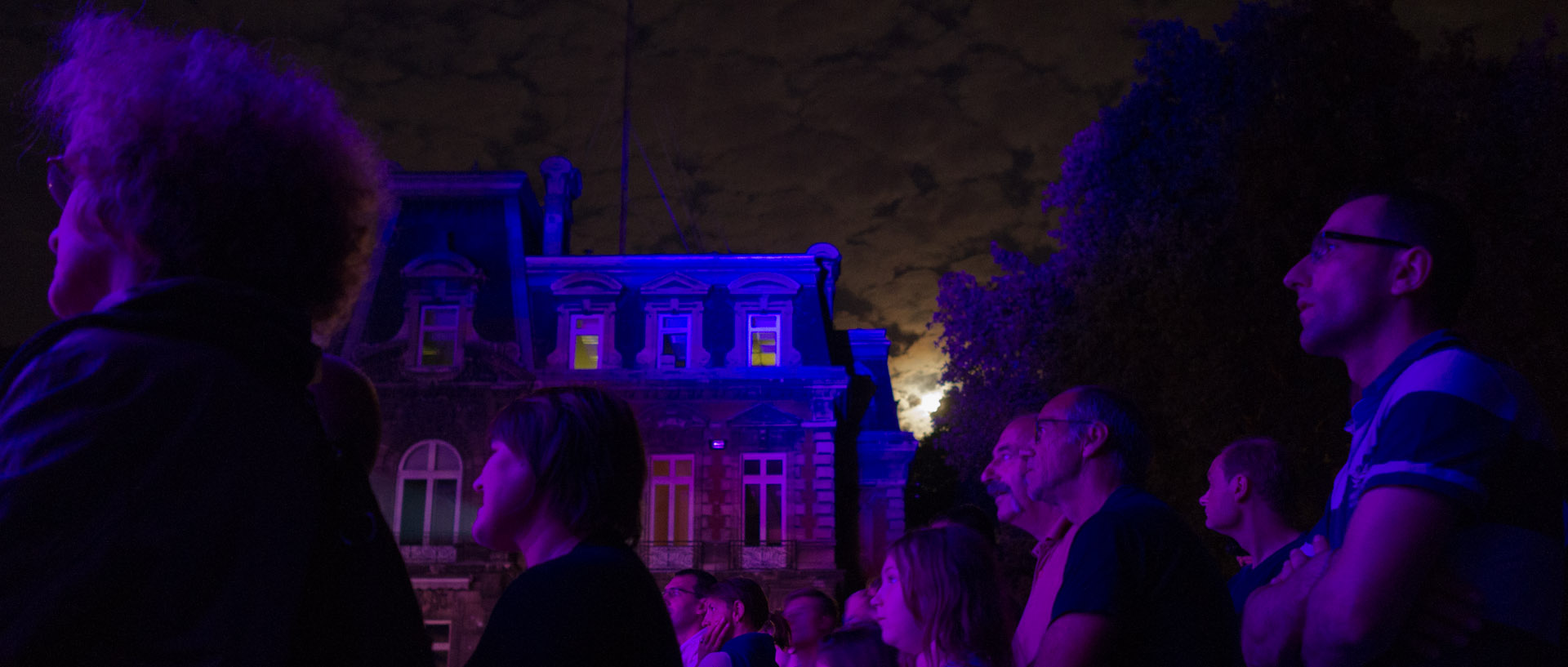 Pendant le concert de Tri Yann, devant l'hôtel de ville, à Croix.