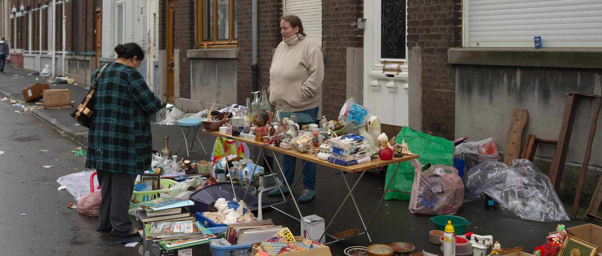 Braderie pendant les fêtes des berlouffes, rue Carnot, à Wattrelos.