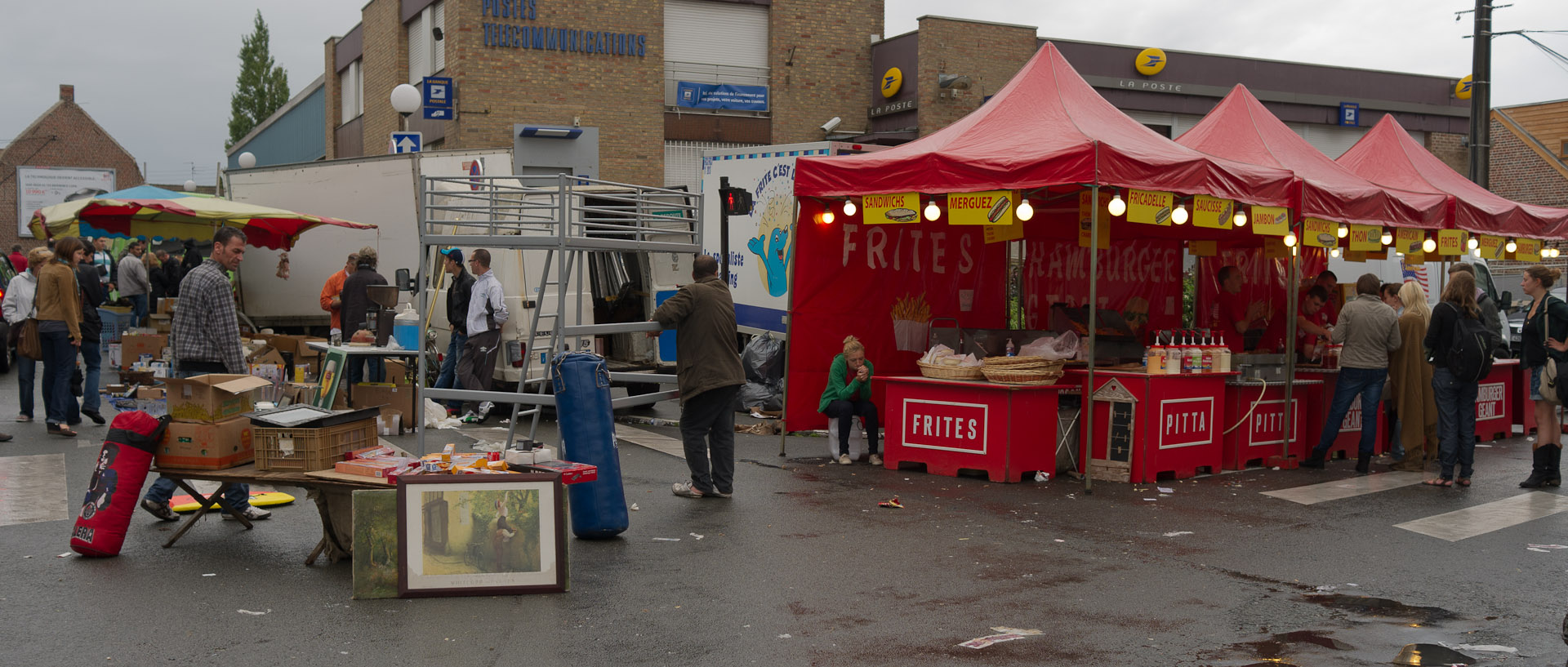 Braderie pendant les fêtes des berlouffes, à l'angle de la rue Roger-Salengro et la rue de la Gendarmerie, à Wattrelos.