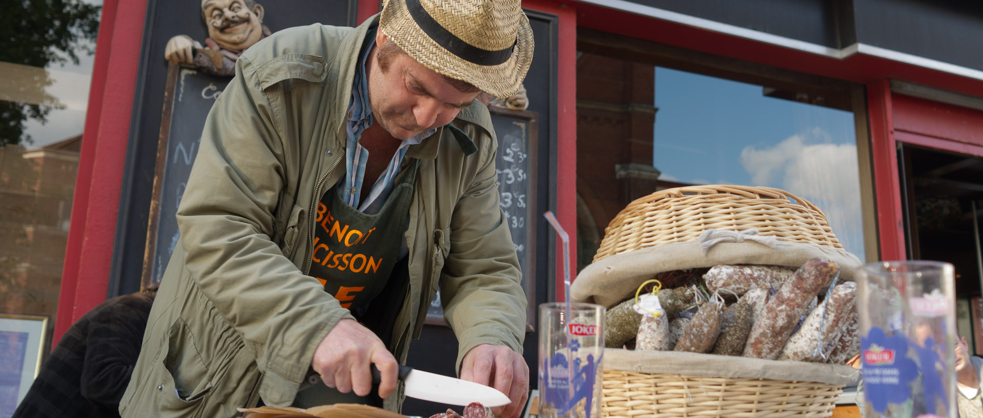 Vendeur de saucisson, à la terrasse de l'Oxford, parvis de Croix, à Lille.