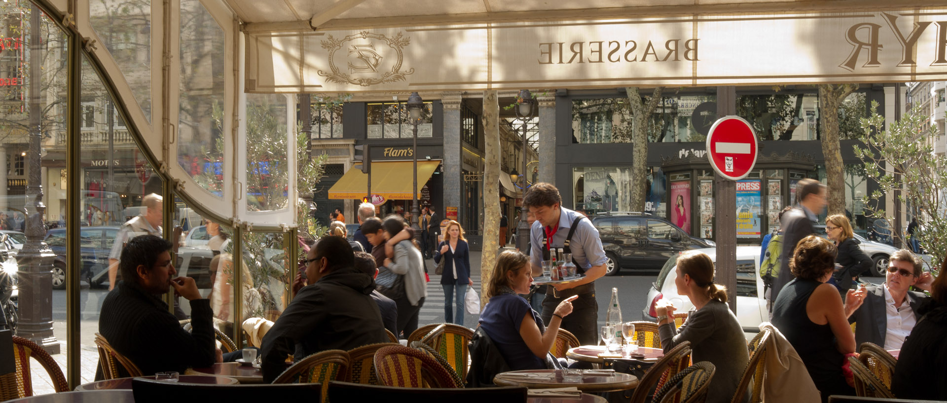 Terrasse d'une brasserie, boulevard Montmartre, à Paris.