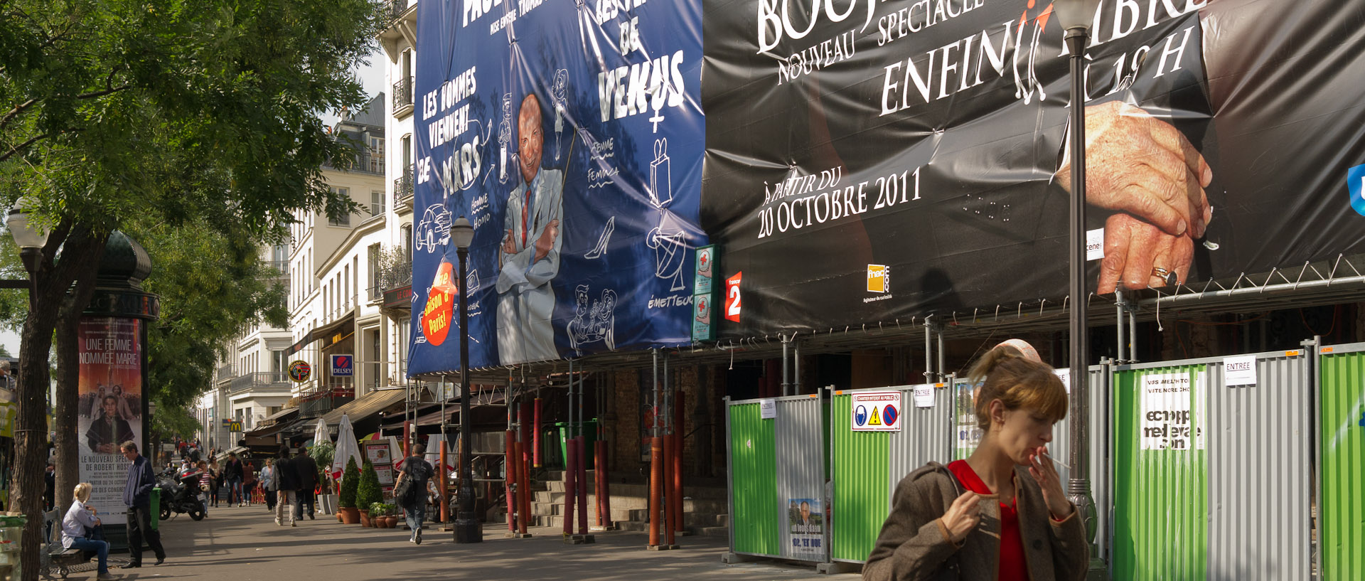 Devant le théâtre du Gymnase, boulevard Bonne Nouvelle, à Paris.