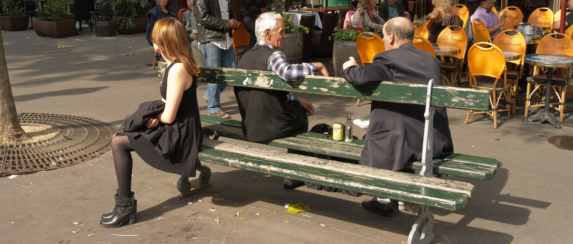 Sur un banc, boulevard Bonne Nouvelle, à Paris.