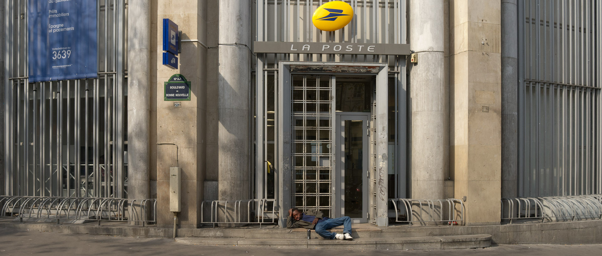 Devant le bureau de poste, boulevard Bonne Nouvelle, à Paris.