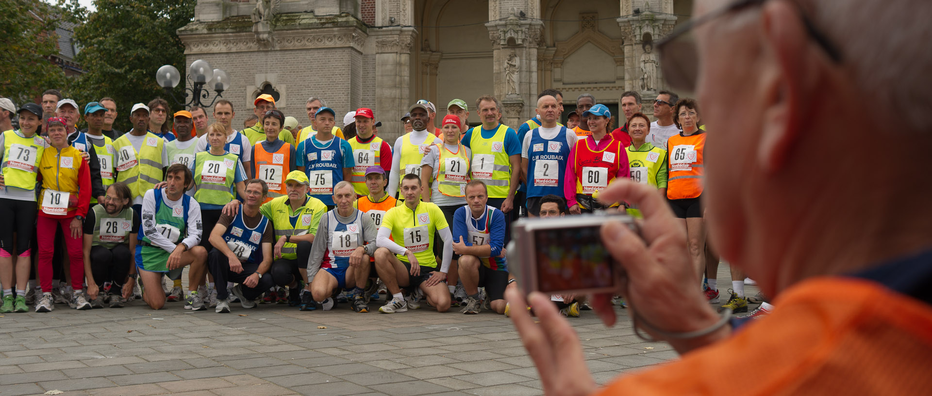 Photo de famille des concurrents des 28 heures de Roubaix à la marche, place de la Liberté, à Croix.