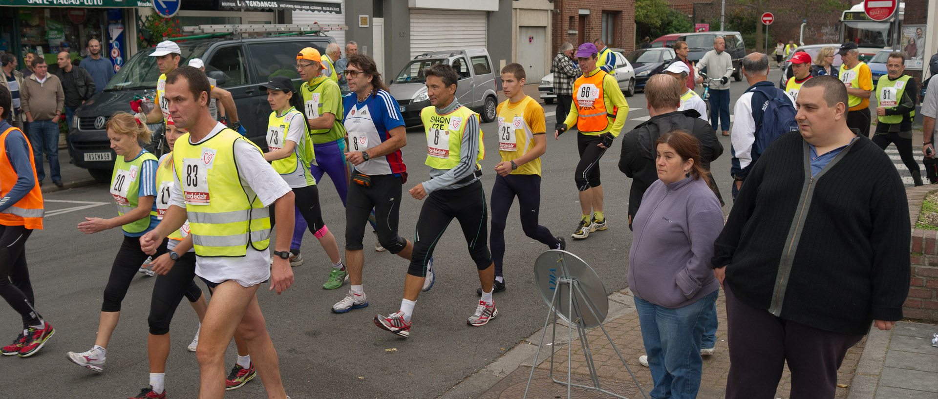 Les premiers mètres des 28 heures de Roubaix à la marche, place de la Liberté, à Croix.