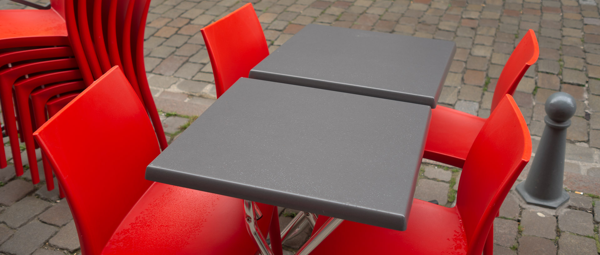 Tables et chaises, rue de la Monnaie, à Lille.