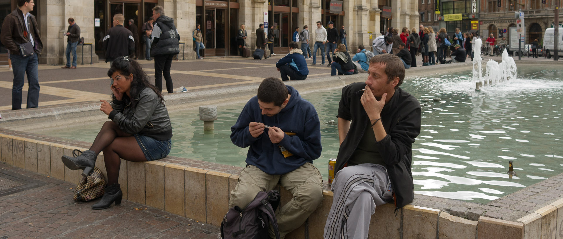 Sur le bord de la fontaine, place de la Gare, à Lille.