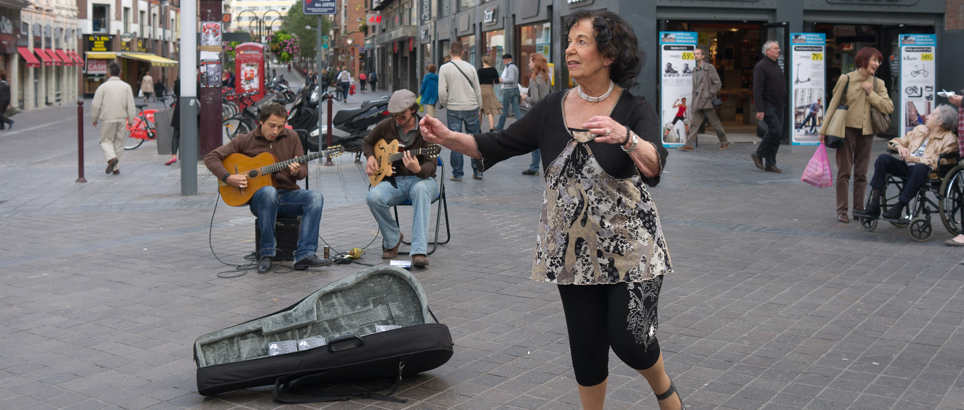 Pas de danse sur un air de guitare, rue des Tanneurs, à Lille.