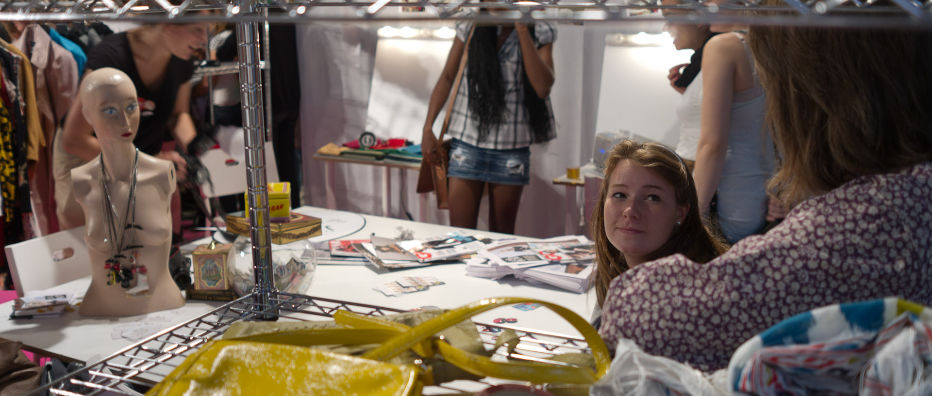 Exposante aux 48 heures des maisons de mode, gare Saint-Sauveur, à Lille.