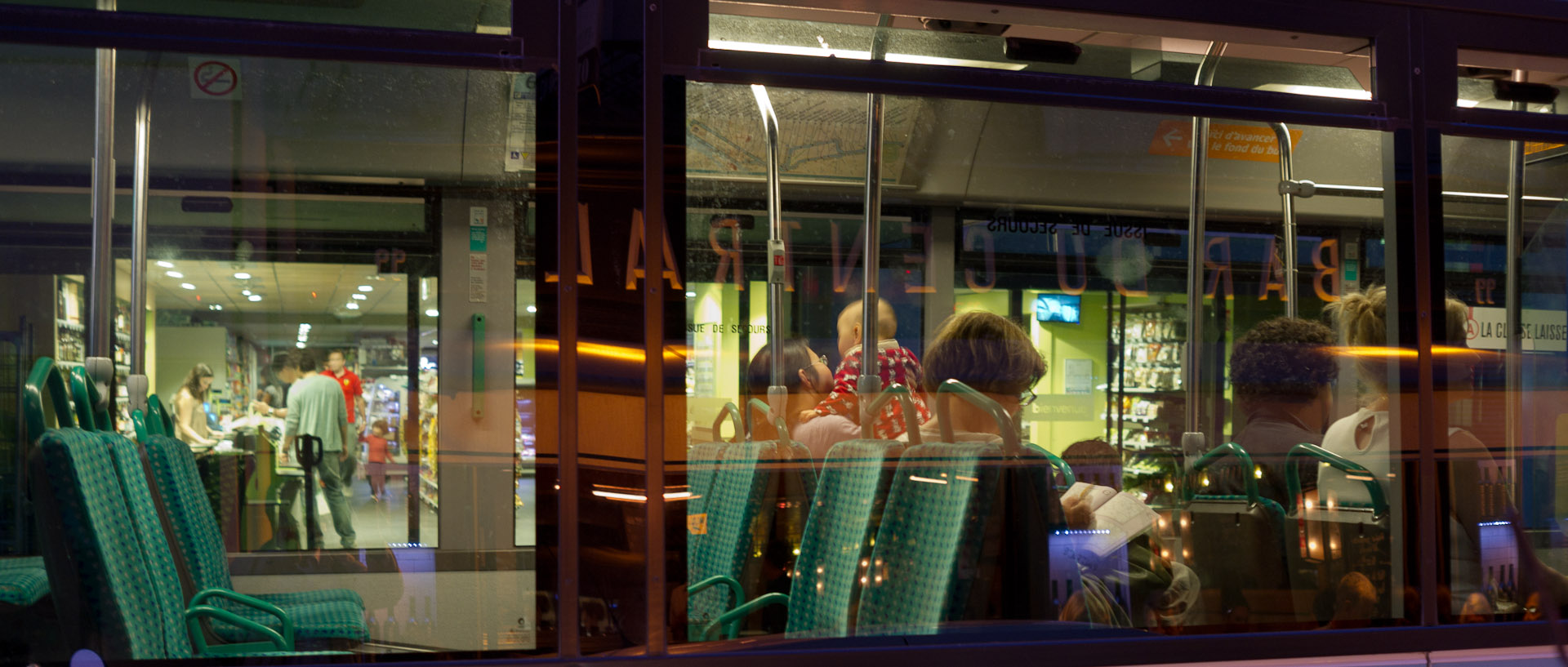 Au passage de l'autobus, rue Saint-Dominique, à Paris.