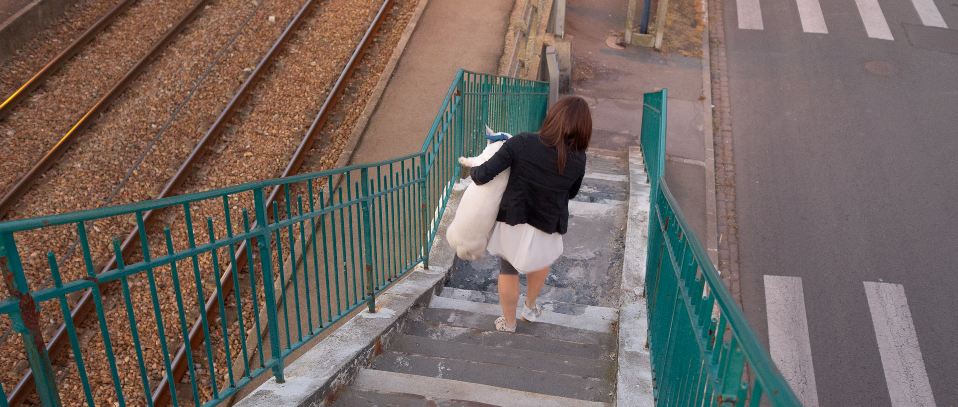 En descendant la passerelle de l'Allumette, à Croix.