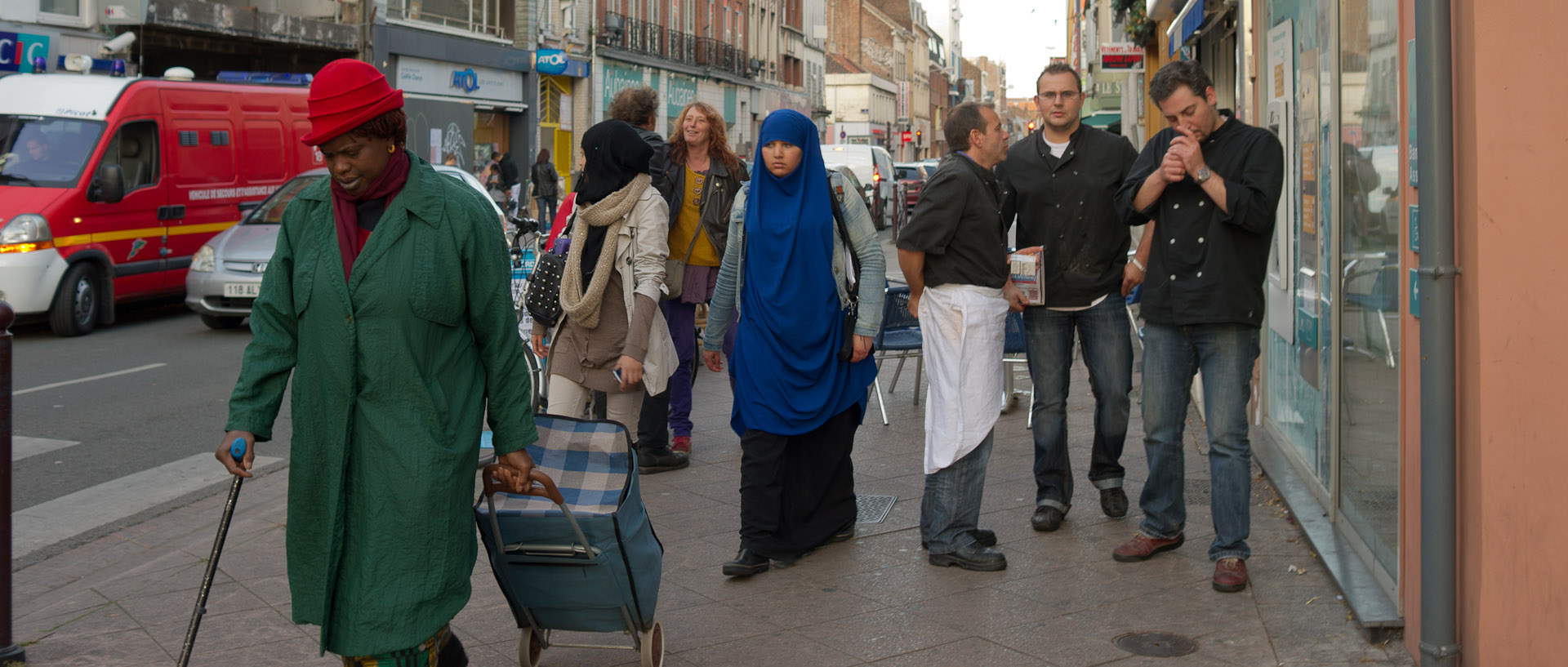 Passants, rue Gambetta, à Wazemmes, Lille.