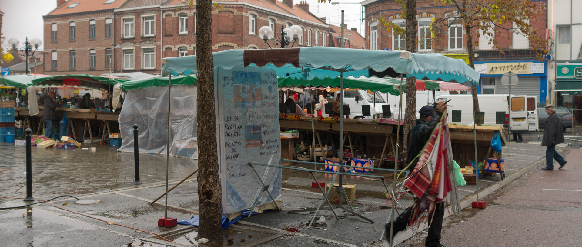 Le marché Saint-Pierre sous la pluie, place de la Liberté, à Croix.