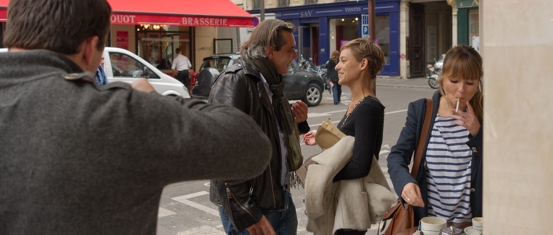 En terrasse, rue Drouot, à Paris.