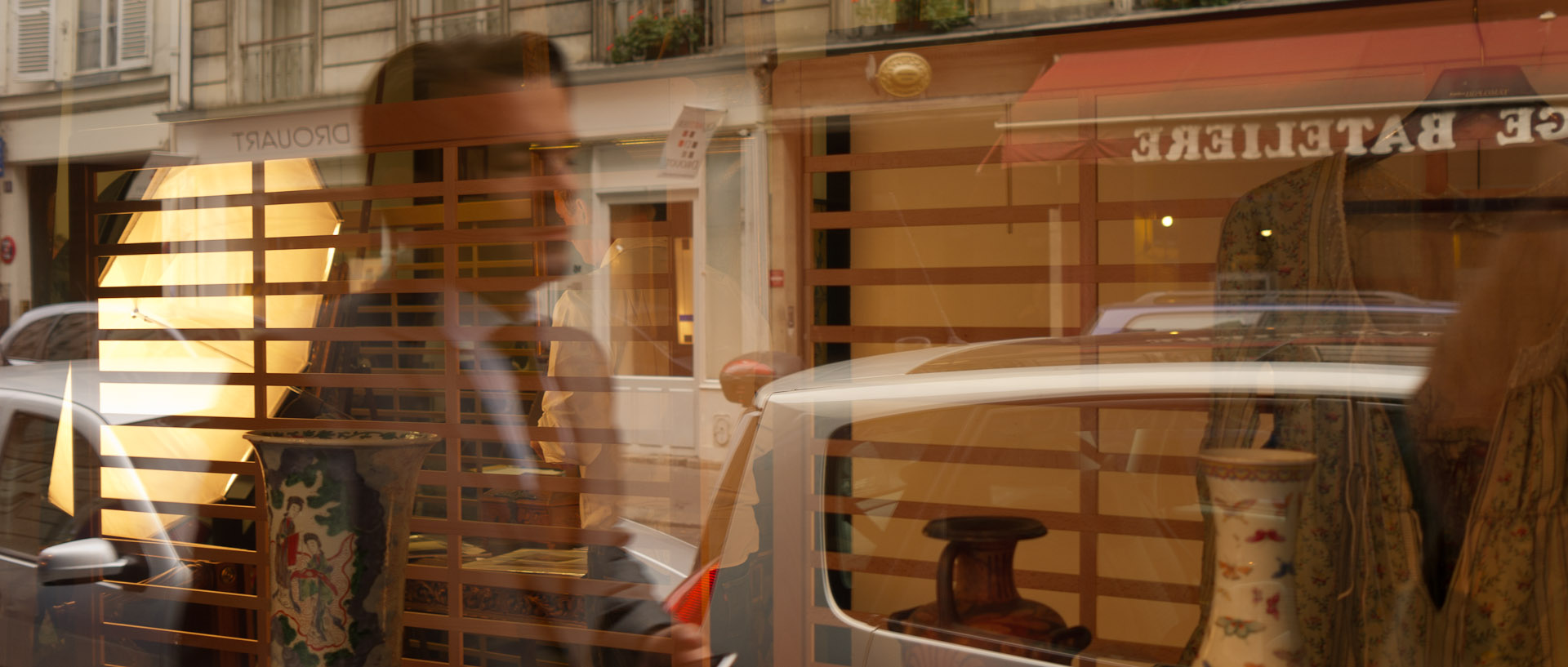 Reflet dans une vitrine, rue de la Grange Batelière, à Paris.