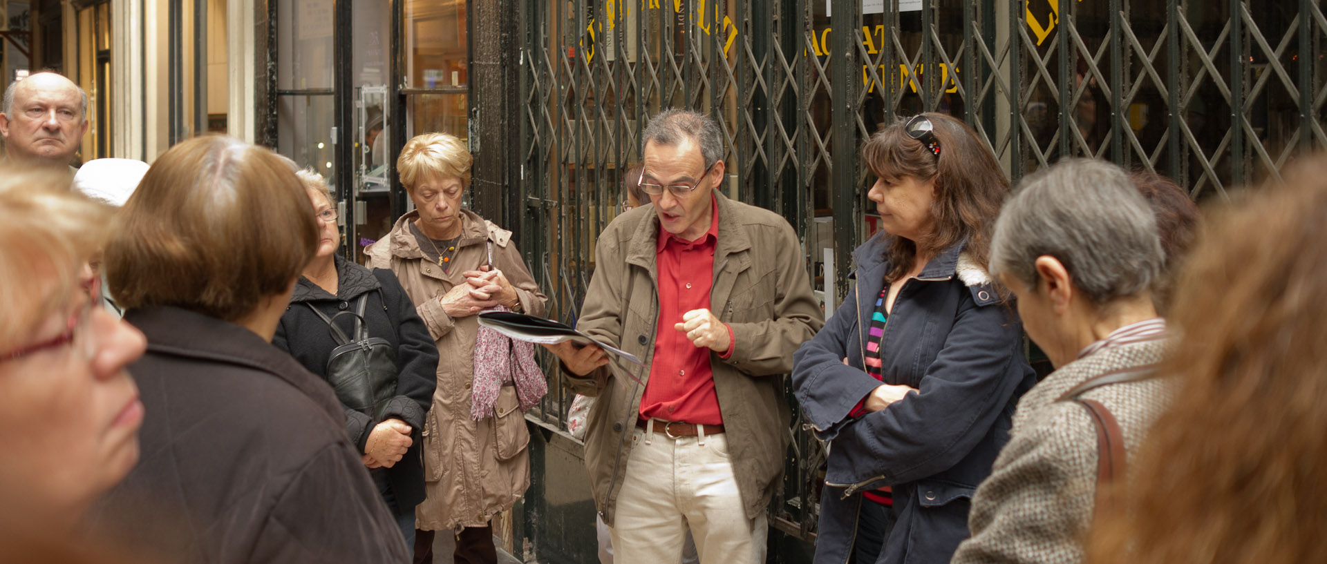 Touristes, passage Verdeau, à Paris.