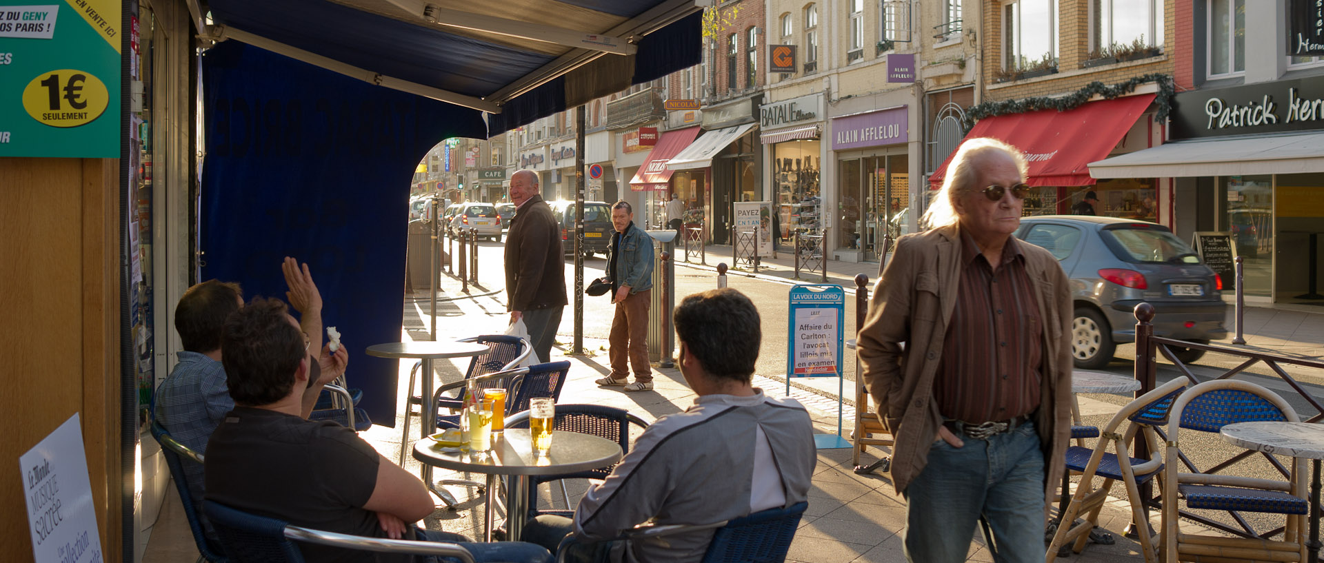 En terrasse, rue Gambetta, à Wazemmes, Lille.