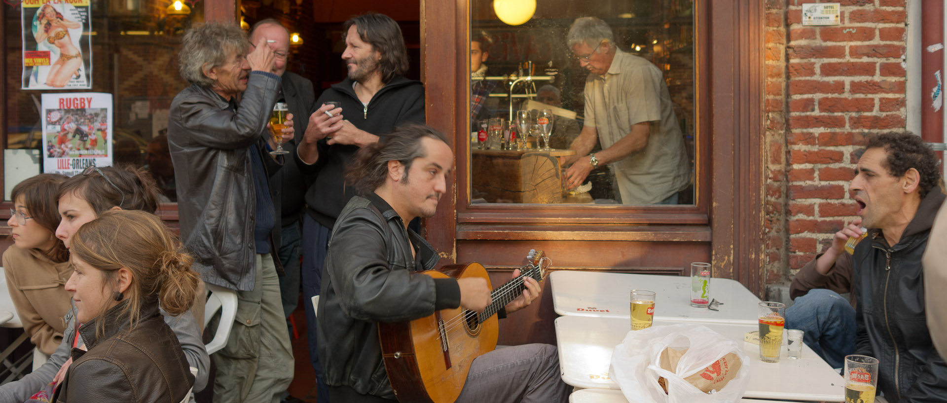 En musique, terrasse de l'Absurde, place de la Nouvelle Aventure, à Wazemmes, Lille.