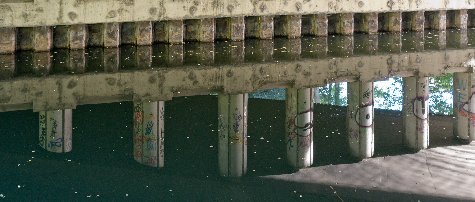 Art contemporain sur le canal de Roubaix, à Wasquehal.