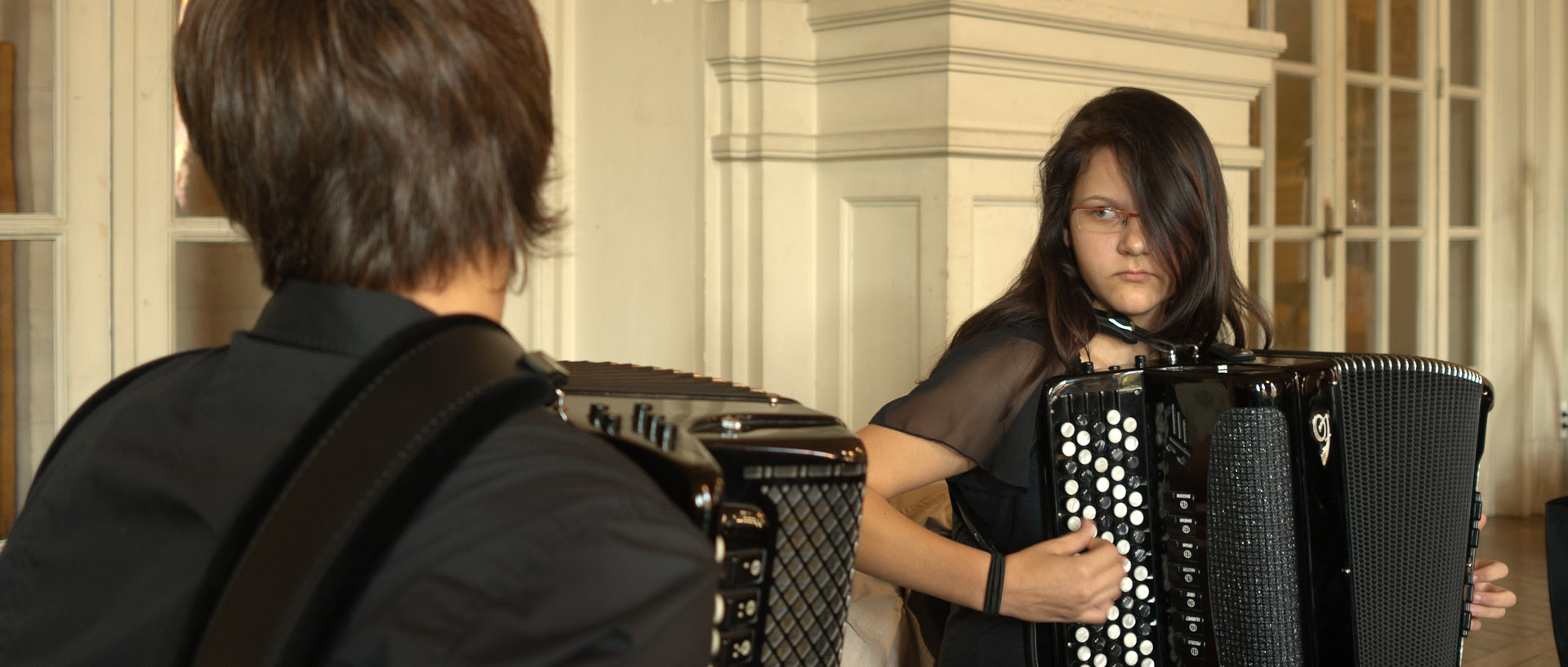 En répétition pour le concours international d'accordéon de Roubaix, en mairie.